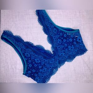 Victoria’s Secret Lacy Bralette Plunge Pull Over Demi Size Small Blue